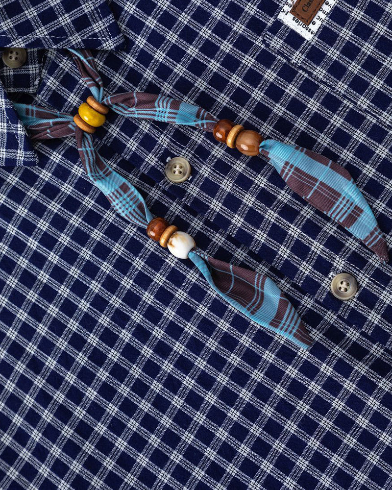 plaid short-sleeved shirt