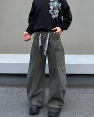Simple and versatile cargo pants